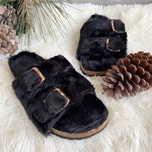 ✨NWT ✨ Comfy slippers